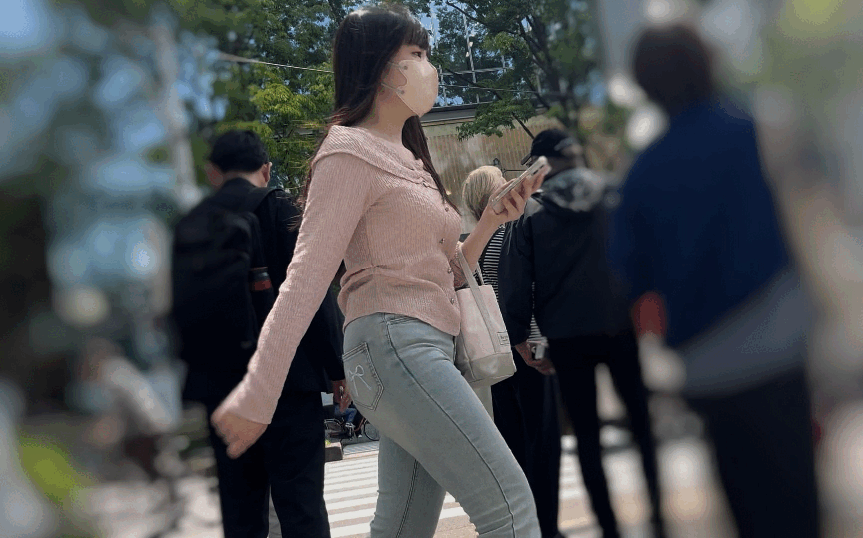 最高級の女子大生が登場！エロ尻をムニュらせ美巨乳をプルンと揺らしながら浮き出るクロッチで♂をKO!!